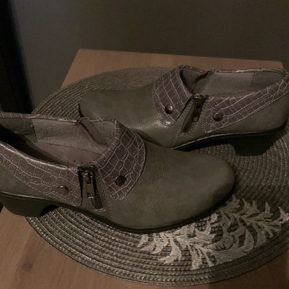 Easy street comfort wave booties, really cute! Size 6.5. - Picture 4 of 5